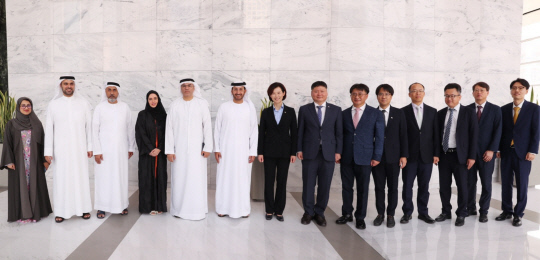 이인실 특허청장(왼쪽 일곱번째)이 지난 20일 UAE 현지에서 UAE 경제부와 지식재산분야 고위급 회담을 갖고 기념촬영을 하고 있다.  특허청 제공